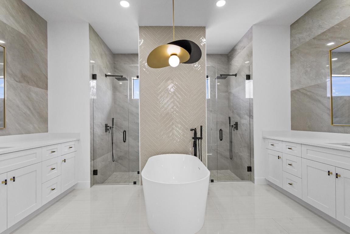 14-43-40~ S 247.9 FT OF N   3202.7 FT OF E 209.6 F - Residential