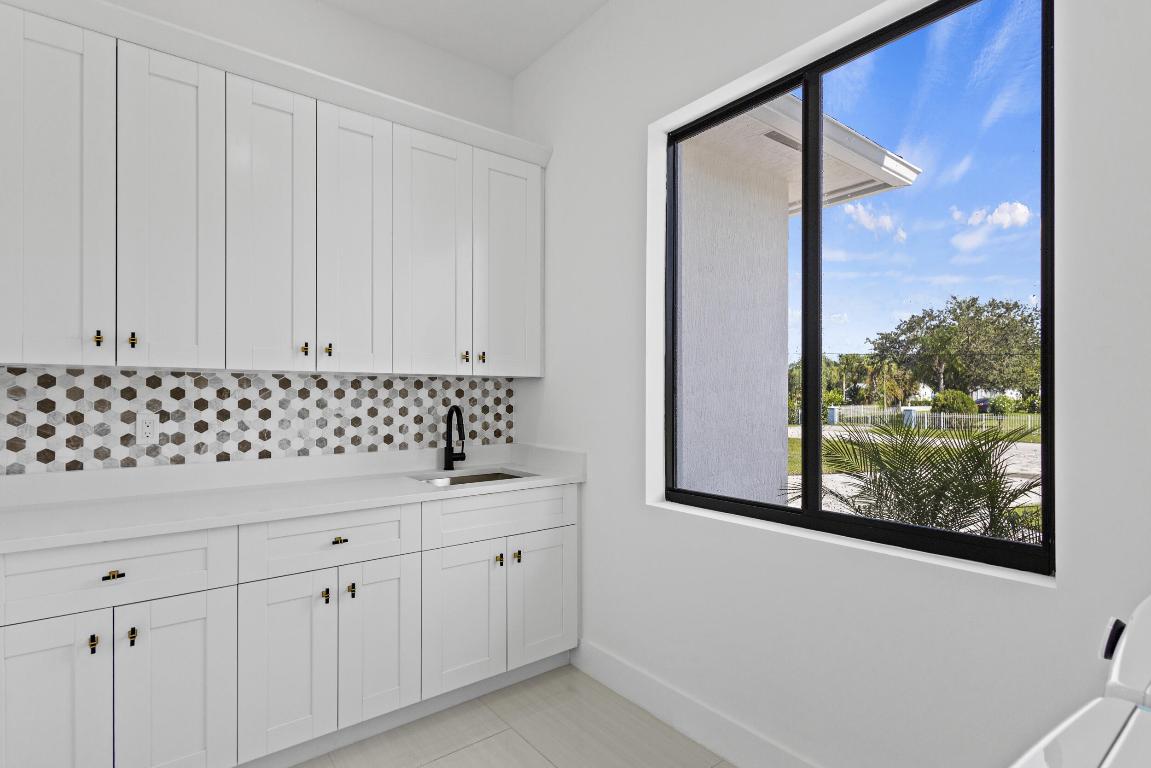 14-43-40~ S 247.9 FT OF N   3202.7 FT OF E 209.6 F - Residential