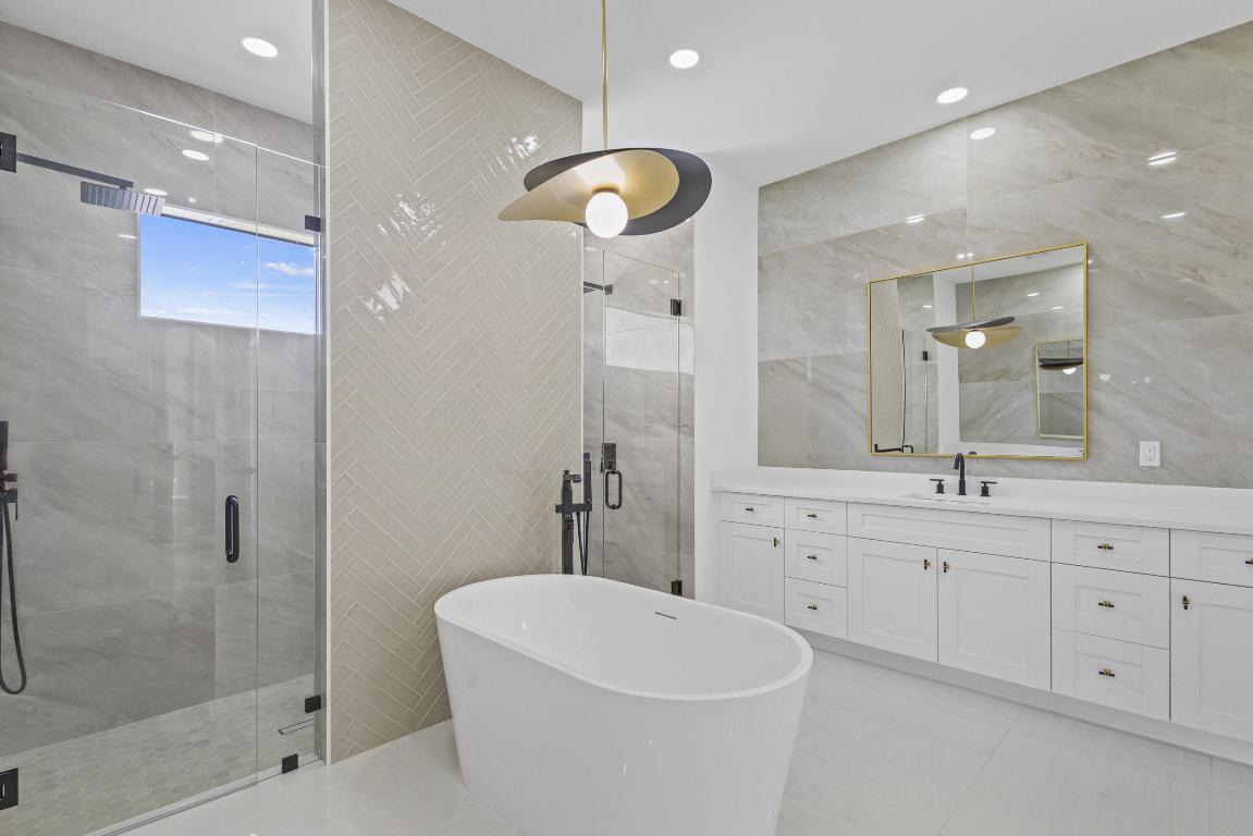 14-43-40~ S 247.9 FT OF N   3202.7 FT OF E 209.6 F - Residential