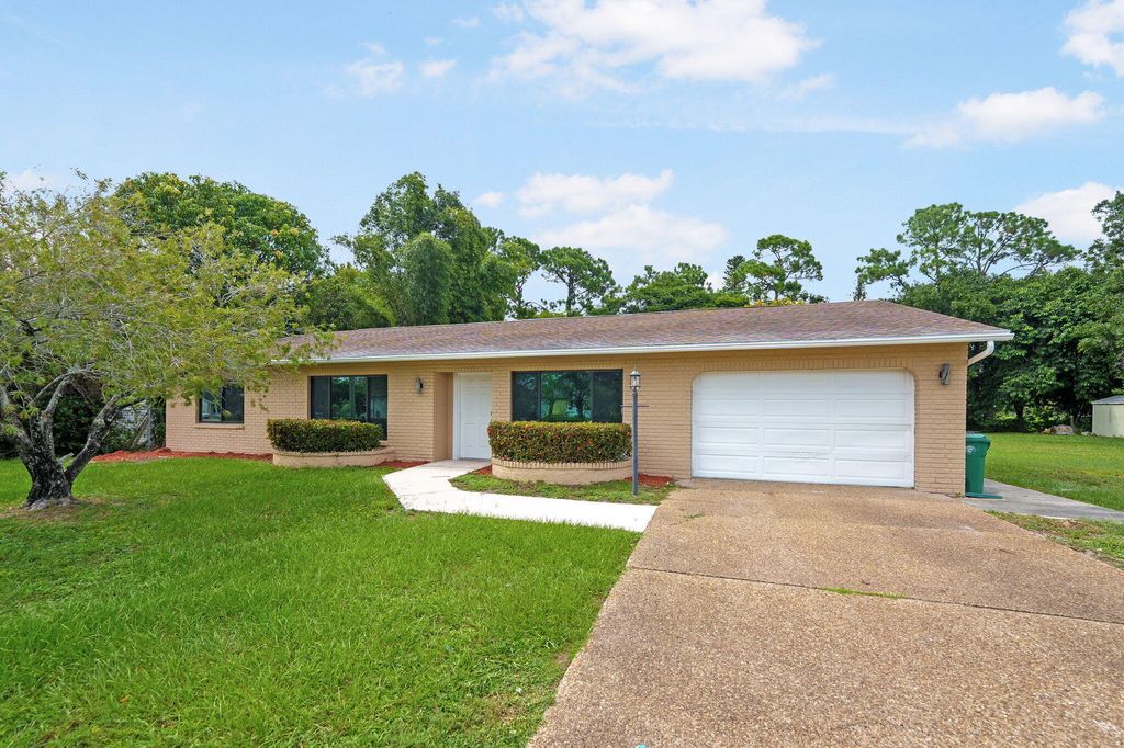 Photo of 289 SE Verada Avenue, Port Saint Lucie, FL 34983 (MLS # R11118565)