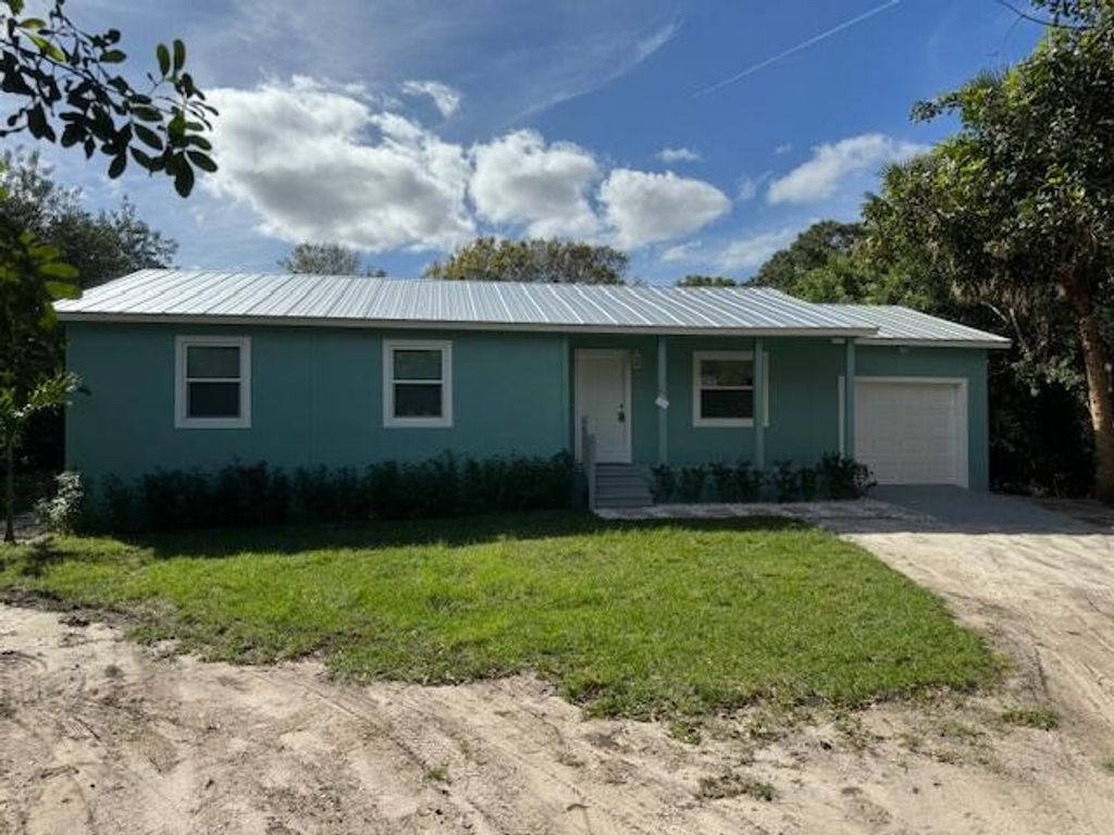 Photo of 4705 Magnolia Drive, Fort Pierce, FL 34982 (MLS # R10953972)