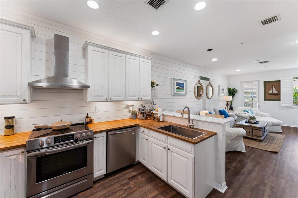 SANDPIPER COVE AT BOTANICA CONDO - Residential