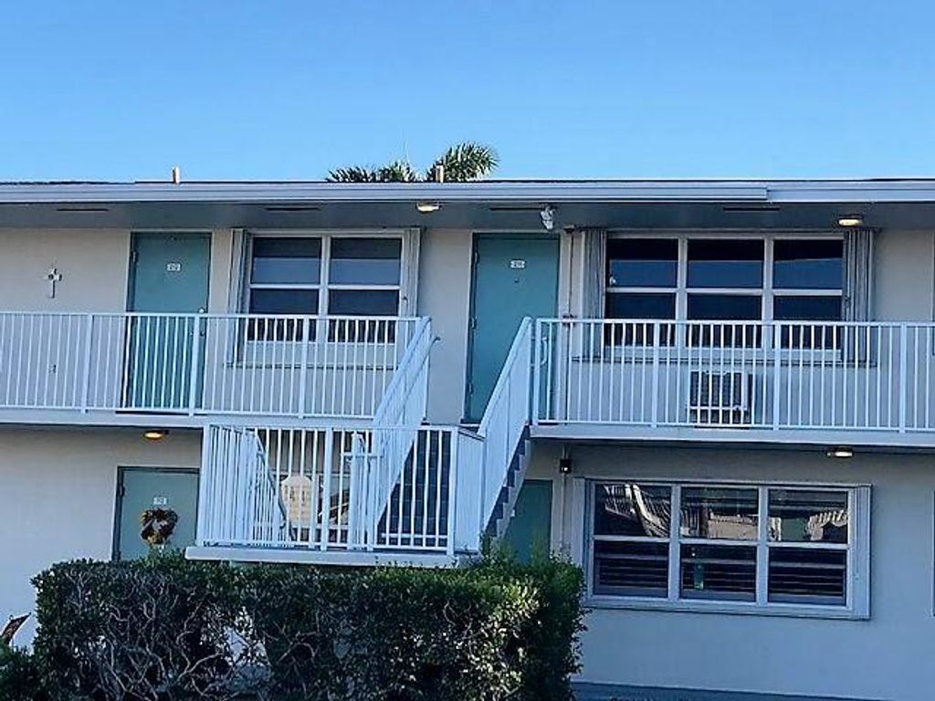 Photo of 800 W Horizons 211 W #211, Boynton Beach, FL 33435 (MLS # R11069552)