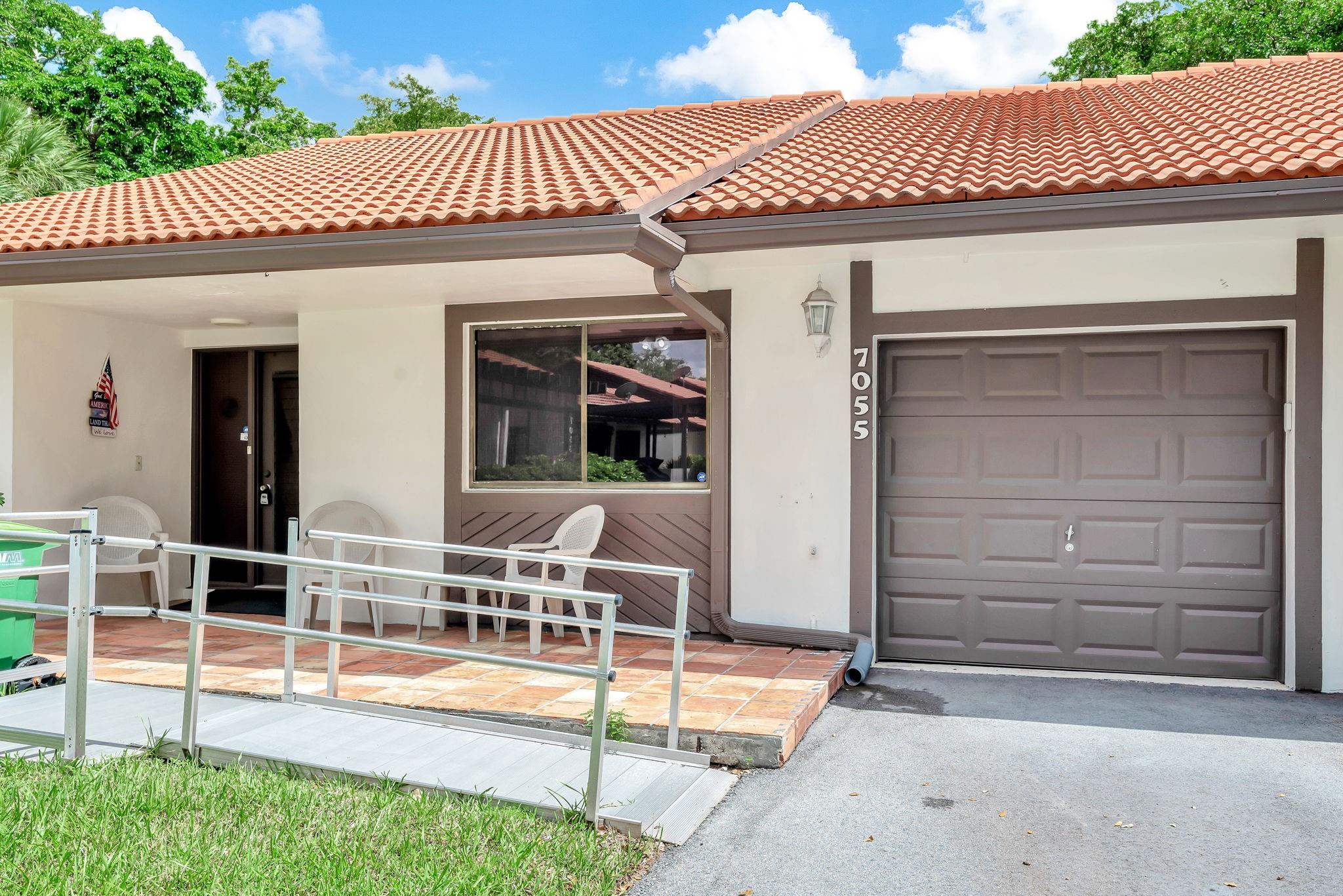 Don’t miss this spacious 3-bedroom, 2-bathroom villa located in a quiet and well-maintained Tamarac Lake Colony
! Conveniently situated near major highways, shopping centers, and restaurants, this home offers a great layout with split-bedroom design and a peaceful neighborhood setting. With some TLC, this property has great potential to become the perfect home or investment.
