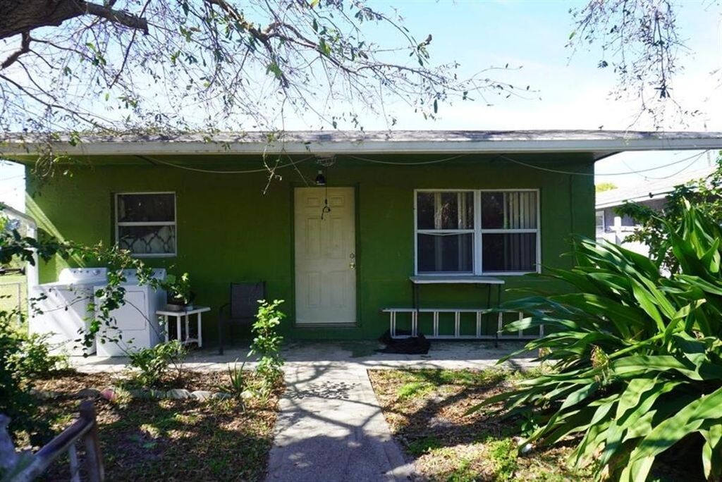 Photo of 715 N 10th Street, Fort Pierce, FL 34950 (MLS # B26043228)