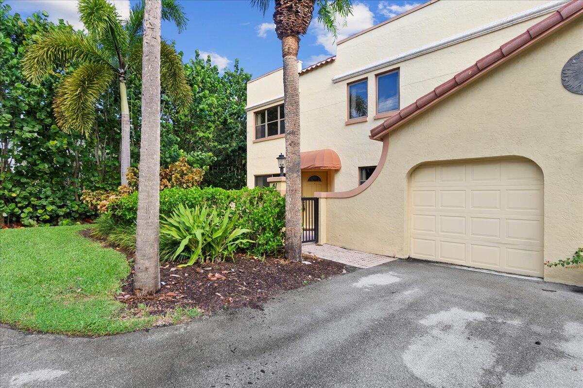 41 Uno Lago Drive