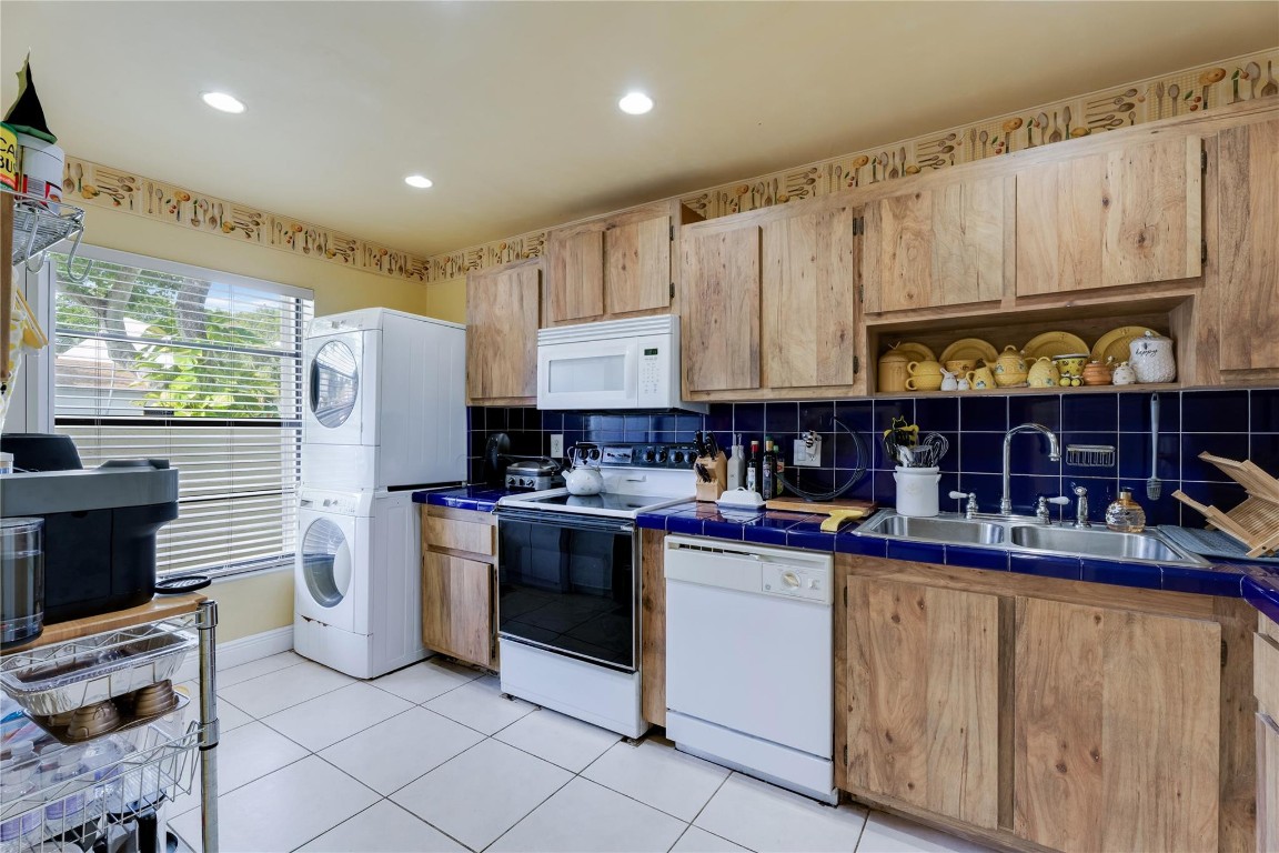 WESTVIEW CONDOMINIUM NO.8 - Residential