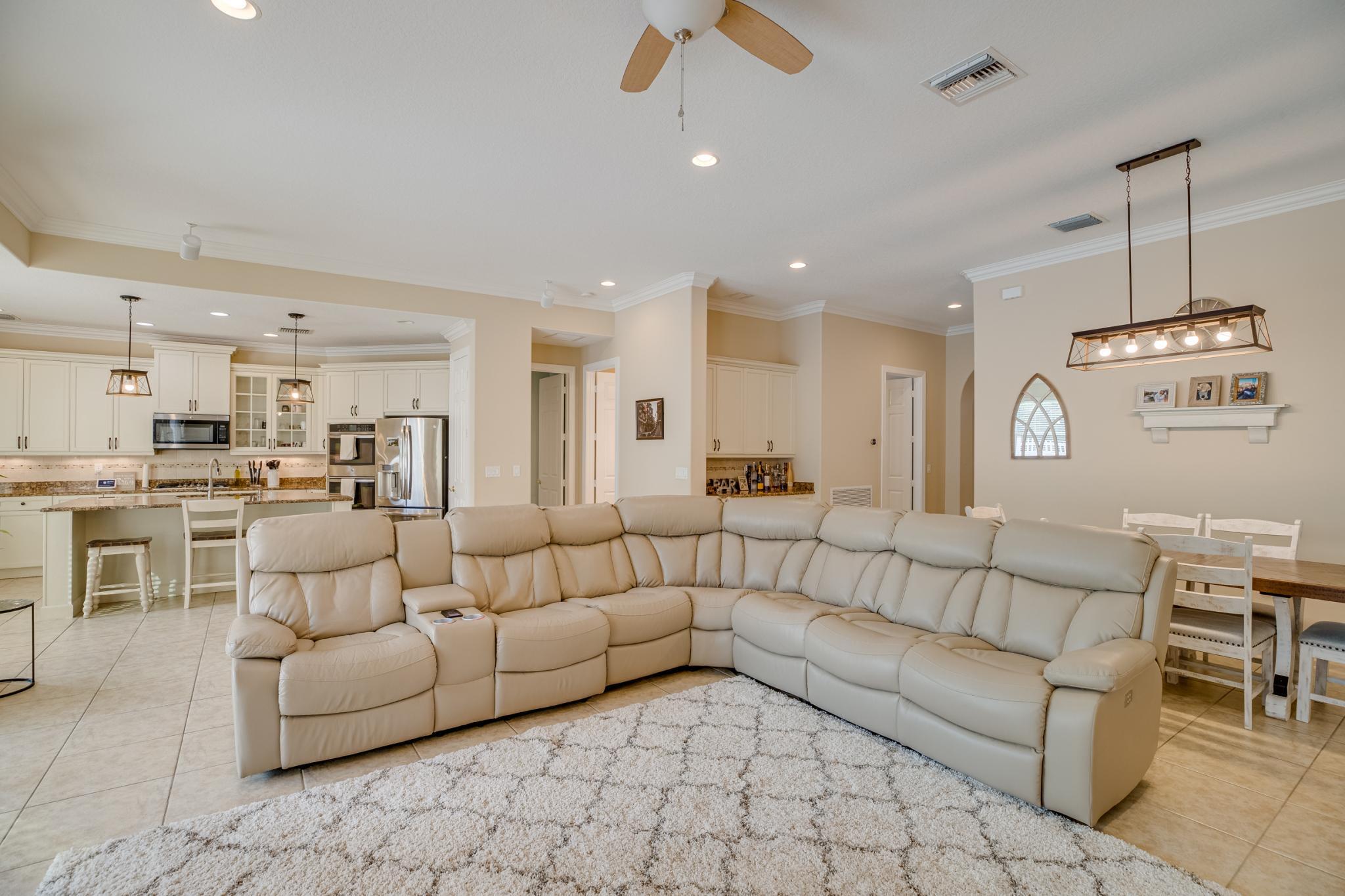 4247 DIAMOND Square