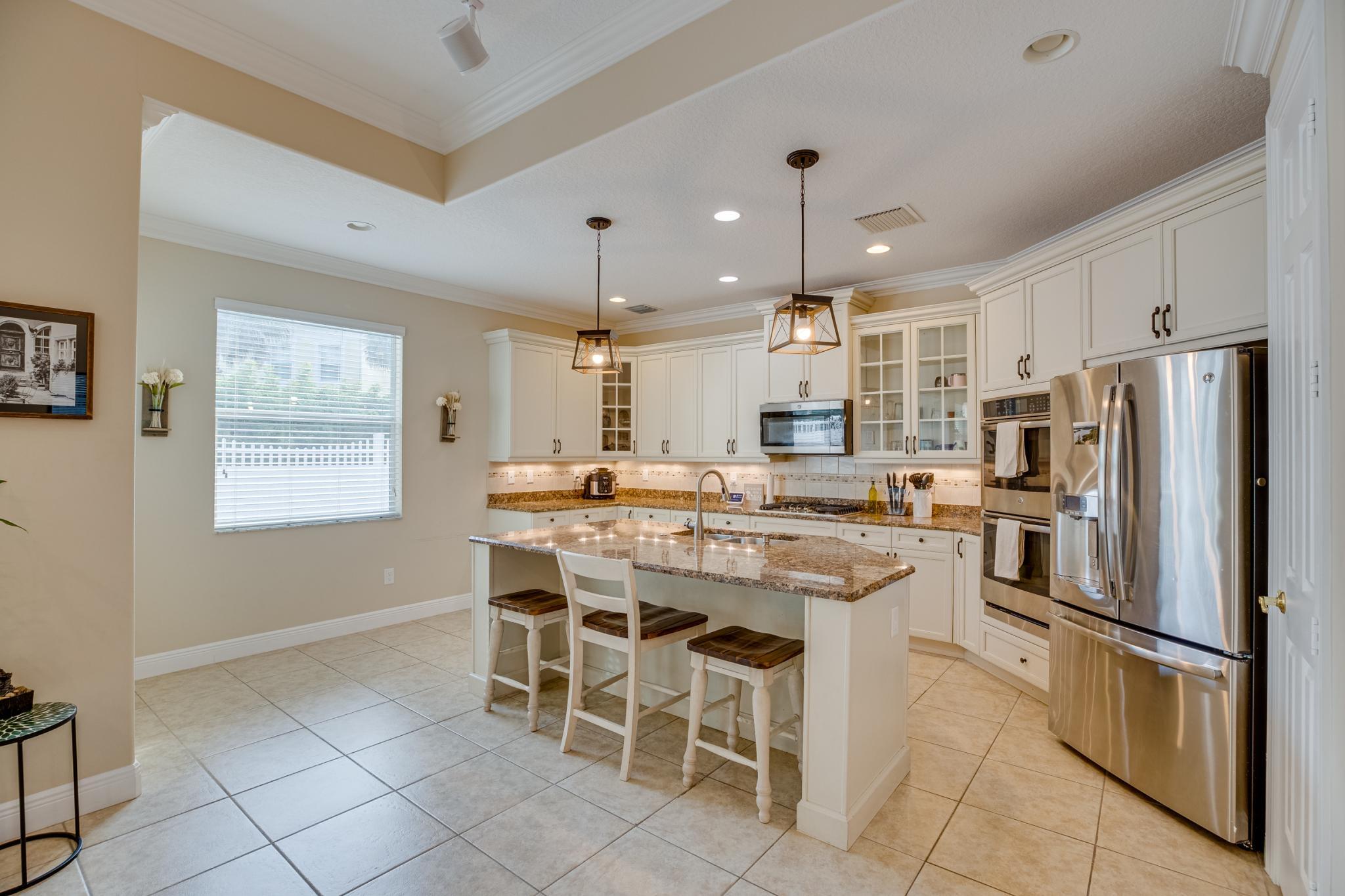 4247 DIAMOND Square