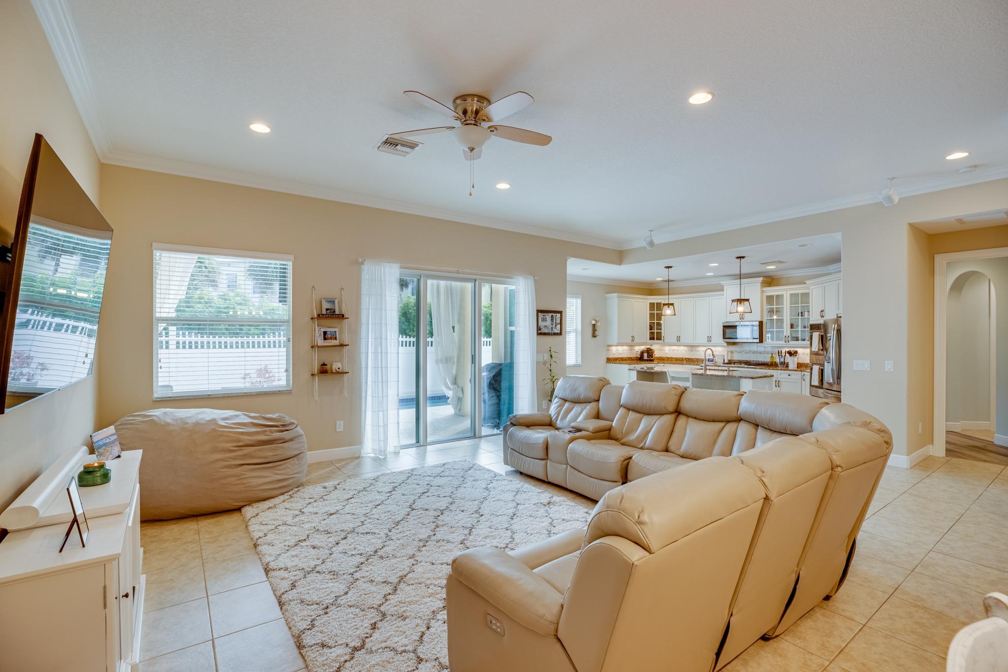 4247 DIAMOND Square