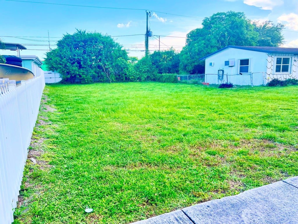 Photo of 5226 Fletcher Street, Hollywood, FL 33021 (MLS # B26062505)