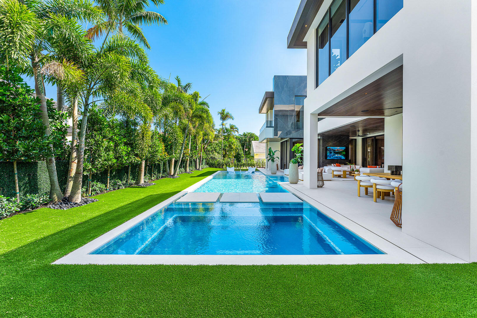 ROYAL PALM YACHT & COUNTRY CLUB - Residential