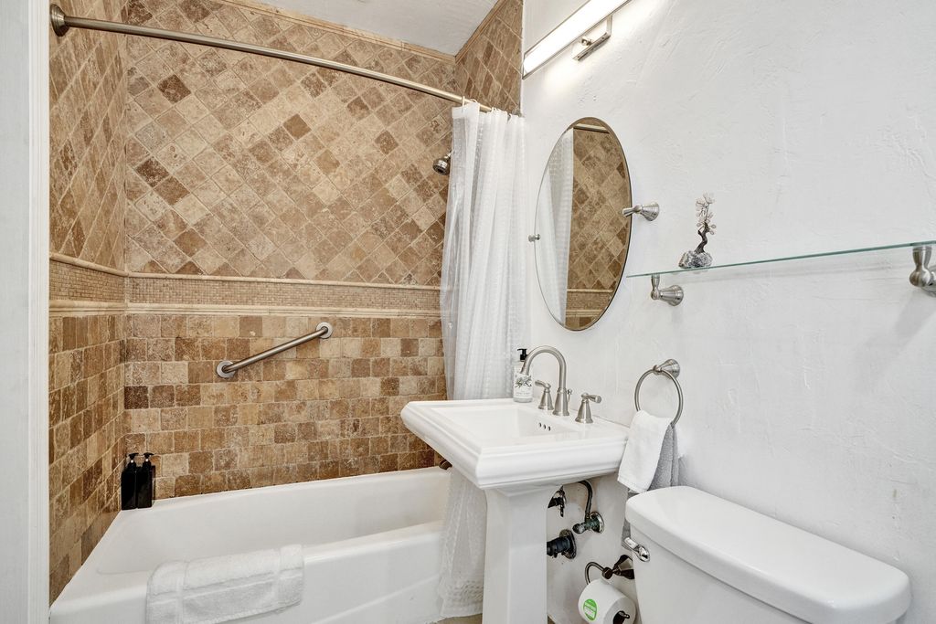 Photo of 530 NE 11th Avenue, Fort Lauderdale, FL 33301 (MLS # B26021779)