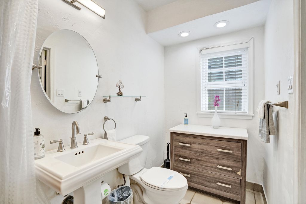 Photo of 530 NE 11th Avenue, Fort Lauderdale, FL 33301 (MLS # B26021779)