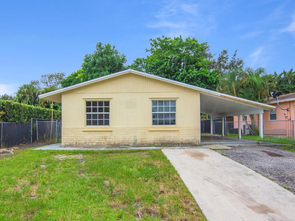 Photo of 904 Cheyenne Street, Jupiter, FL 33458 (MLS # R11023729)