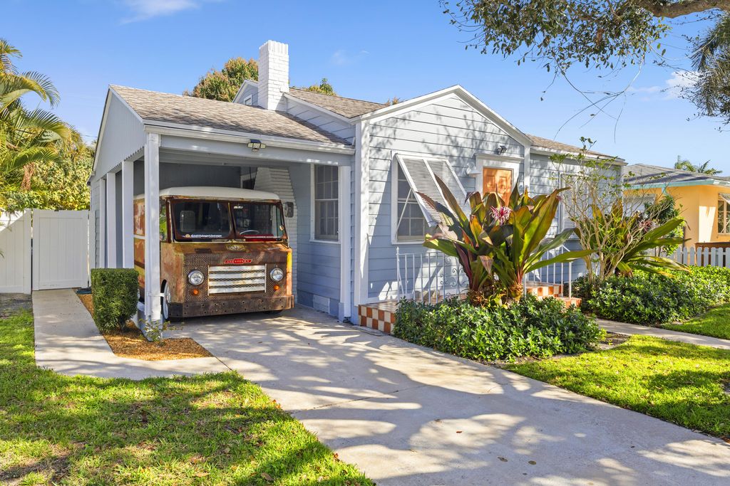 Photo of 918 N Palmway, Lake Worth Beach, FL 33460 (MLS # B26010469)