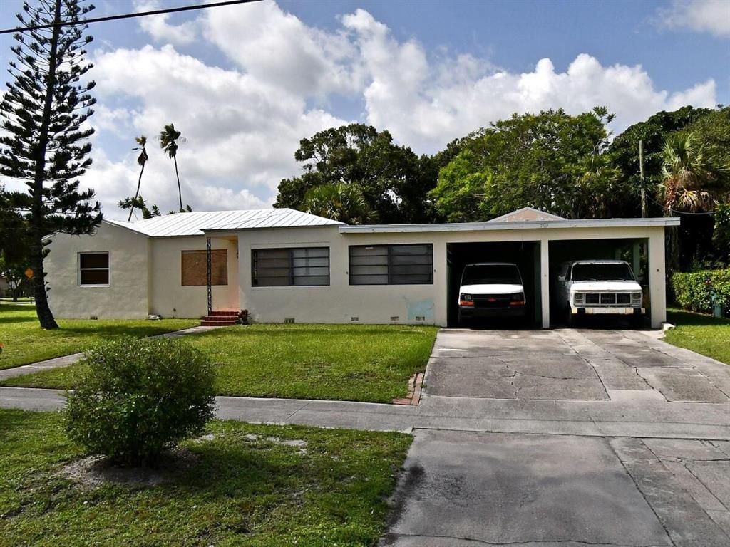 Photo of 701 Parkway Drive, Fort Pierce, FL 34950 (MLS # R10838735)