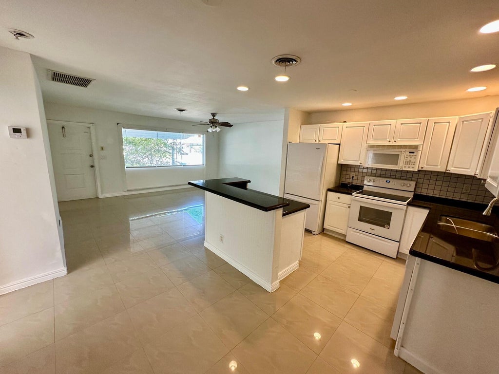 Photo of 308 SE 12th Avenue, Deerfield Beach, FL 33441 (MLS # B26075110)