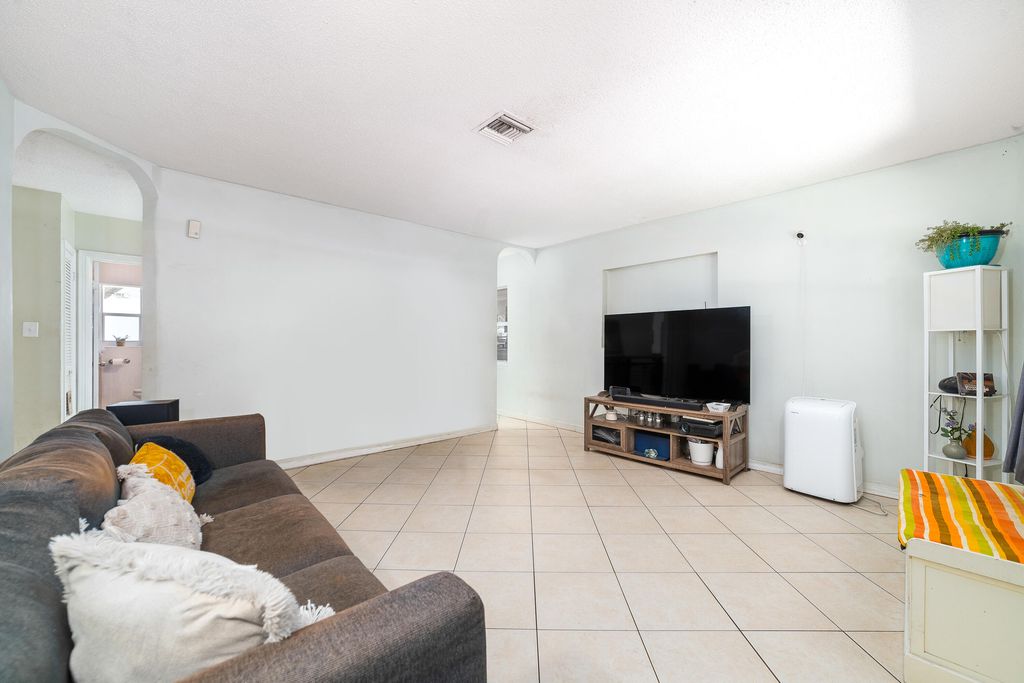 Photo of 1405 Boston Avenue, Fort Pierce, FL 34950 (MLS # R10968489)