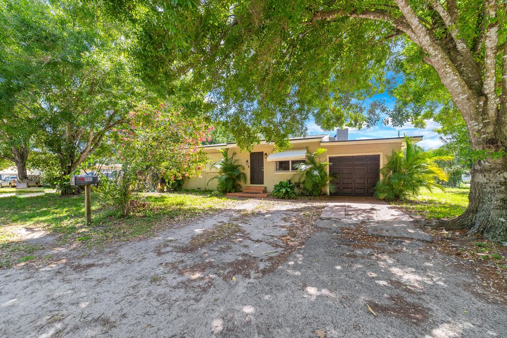 Photo of 1405 Boston Avenue, Fort Pierce, FL 34950 (MLS # R10968489)