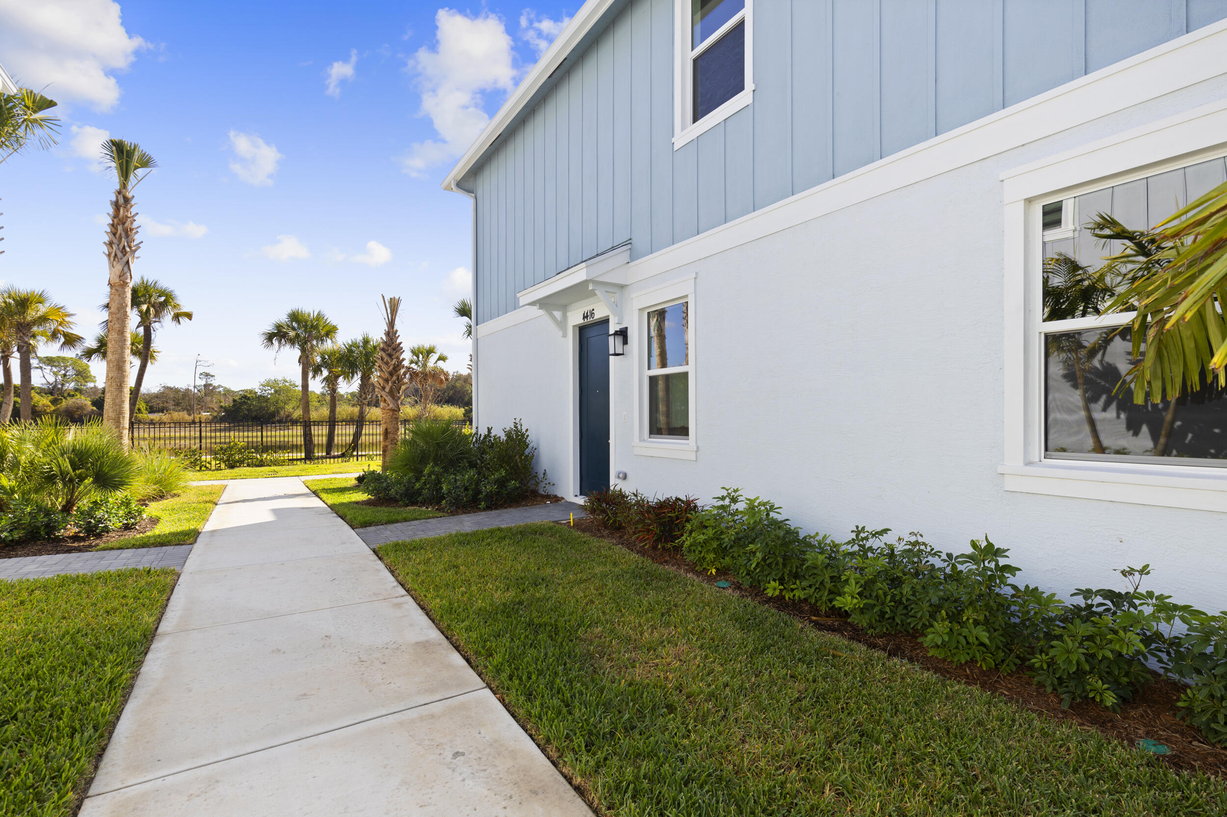 4416 Longwood Lk Square