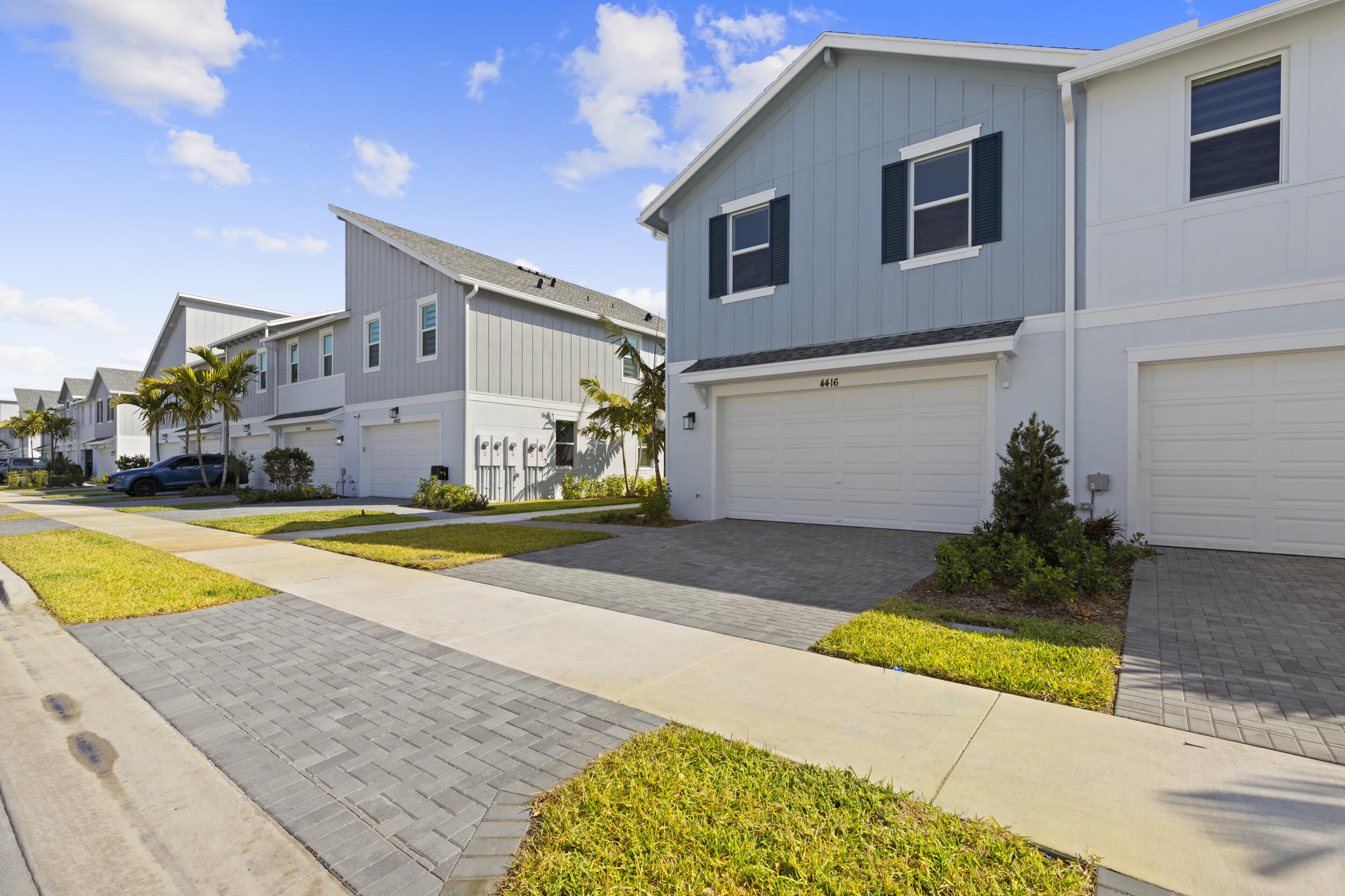 4416 Longwood Lk Square