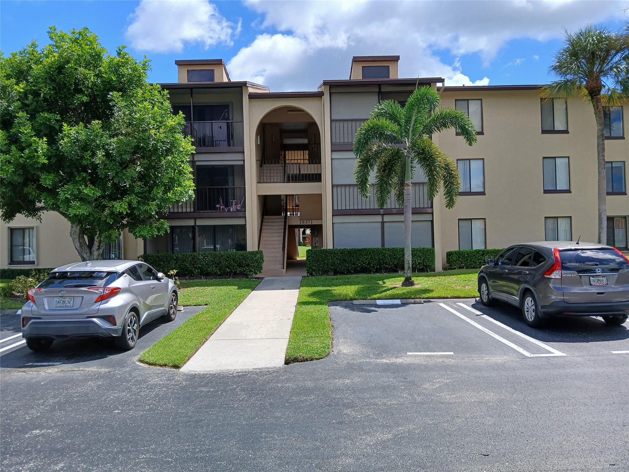Well maintained and managed community. No age restrictions, leasing of the unit is permitted immediately. Well maintained apartment ready for your improvements.