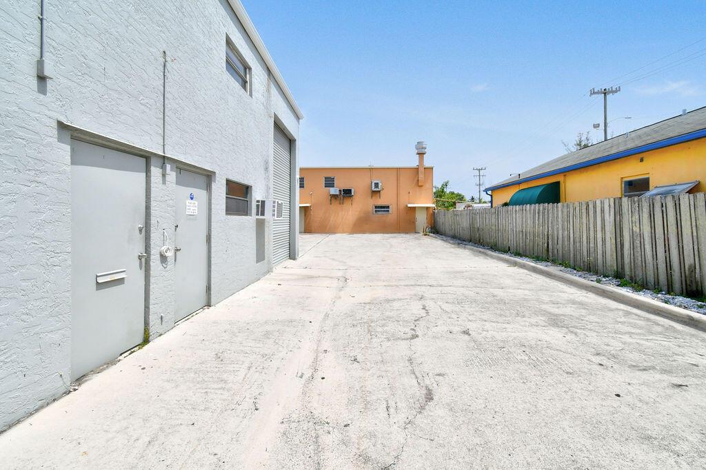 SADLERS BONNYVIEW ADD - Commercial Lease