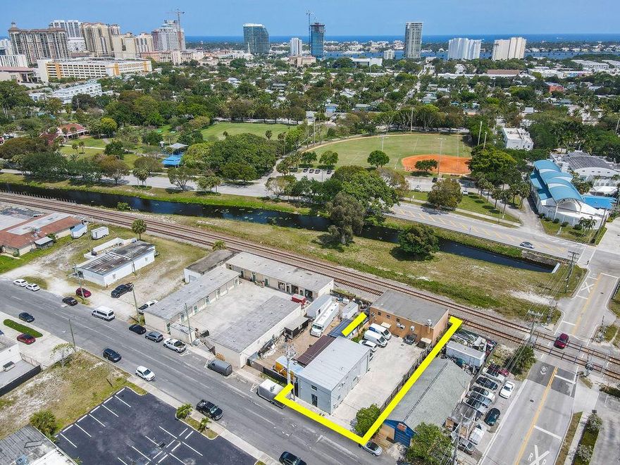 Freestanding office, warehouse, and showroom space available for rent in West Palm Beach's Warehouse District. This property offers approximately 4,044 sq. ft. in total: Ground Floor: 1,205 sq. ft. of office and warehouse space Second Floor: 460 sq. ft. of office space and 295 sq. ft. of mezzanine storage Located next to Grandview Market, with easy access to I-95 and close proximity to Palm Beach, this space is ideal for office use, showroom, or light distribution.