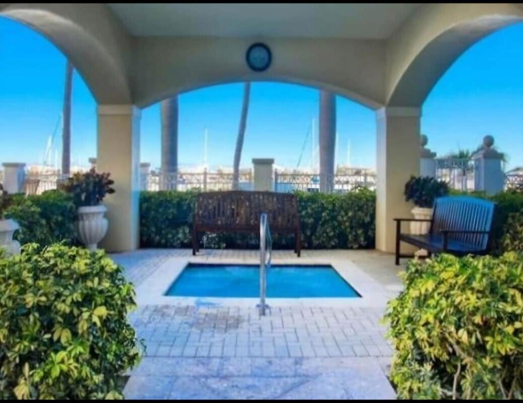MOORINGS AT LANTANA CONDO - Residential