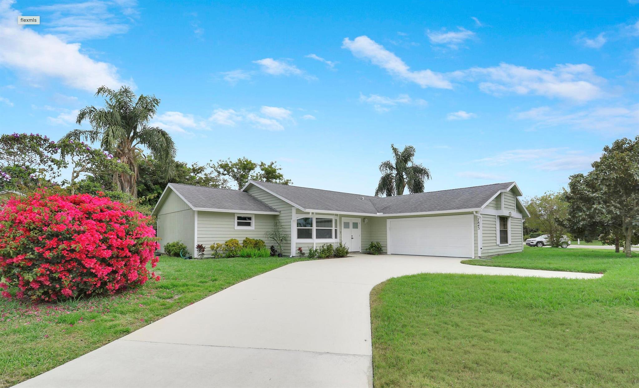 Don't miss this opportunity to rent a lovely, detached, single family home in the beautiful community of Heritage Ridge. The home has vaulted ceilings, new flooring, updated bathrooms and a brand new kitchen! This home is on a large corner lot just a stone's throw away from the community pool. The home is situated just minutes from quaint Hobe Sound, the beach, and the lovely downtown city of Stuart!