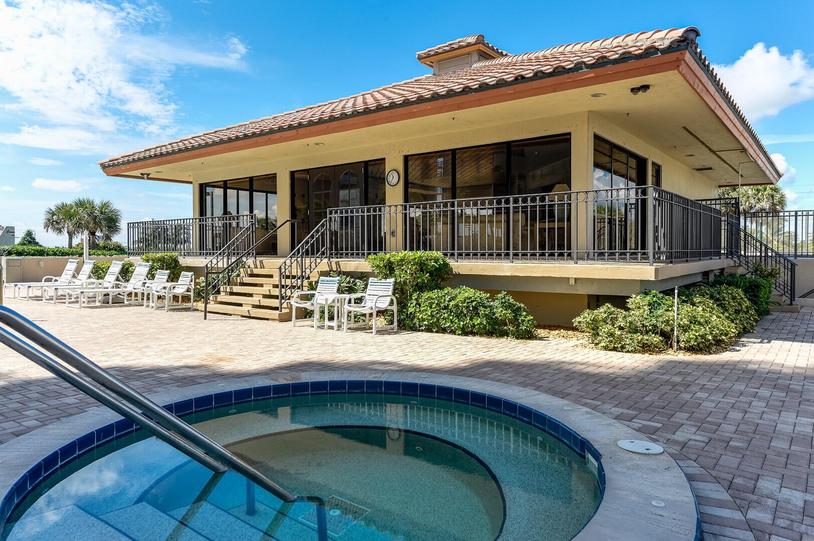 SEAGRAPE COND - Residential