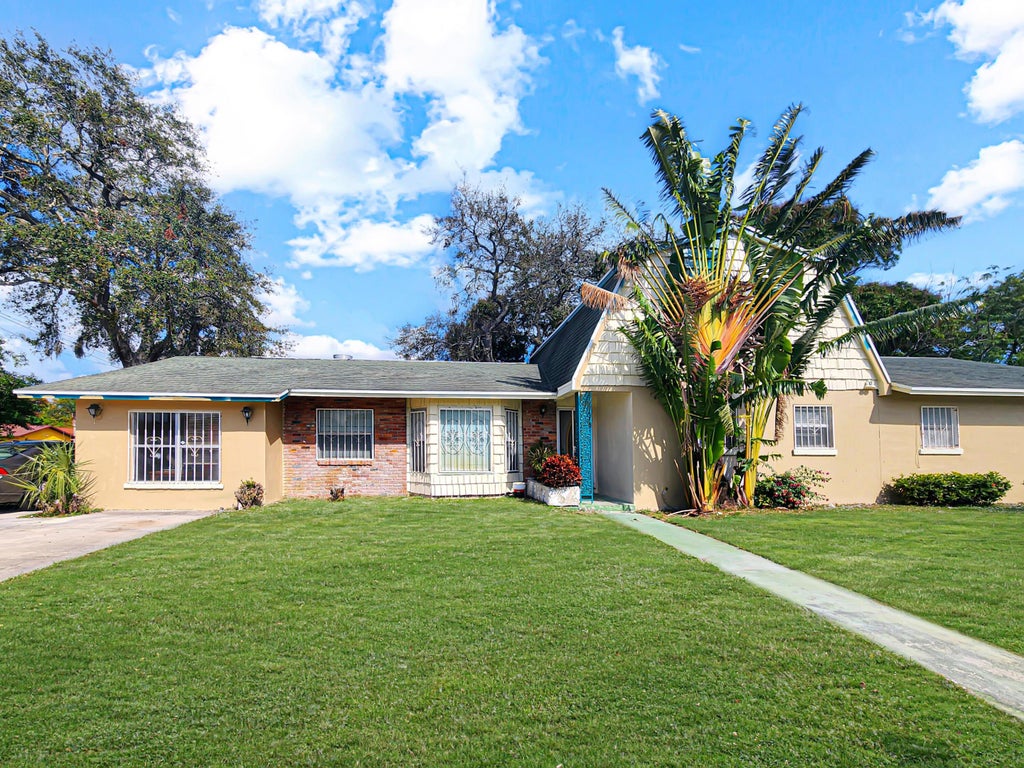 Photo of 1712 AVENUE O, Fort Pierce, FL 34950 (MLS # B26084628)
