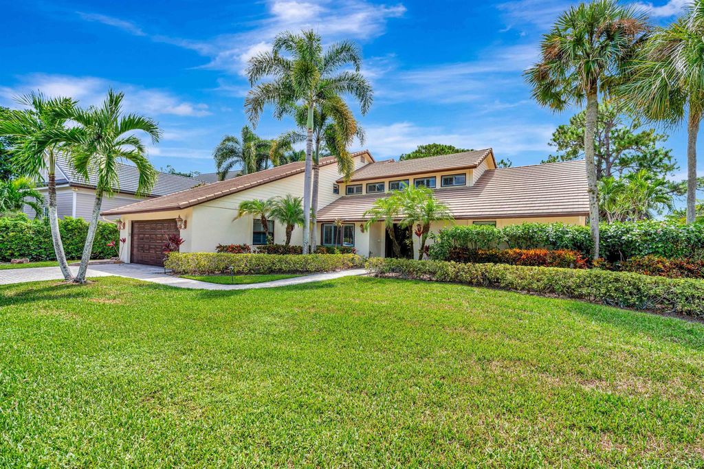 Photo of 11 Berwick Road NE, Palm Beach Gardens, FL 33418 (MLS # R11119784)