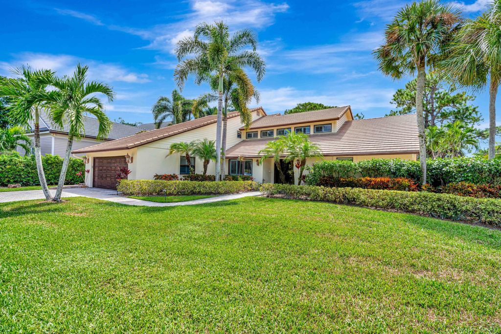 Photo of 11 Berwick Road NE, Palm Beach Gardens, FL 33418 (MLS # R11119784)
