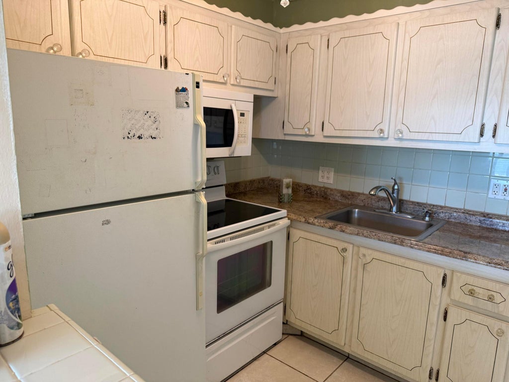 Photo of 332 DOVER B, West Palm Beach, FL 33417 (MLS # B26085574)