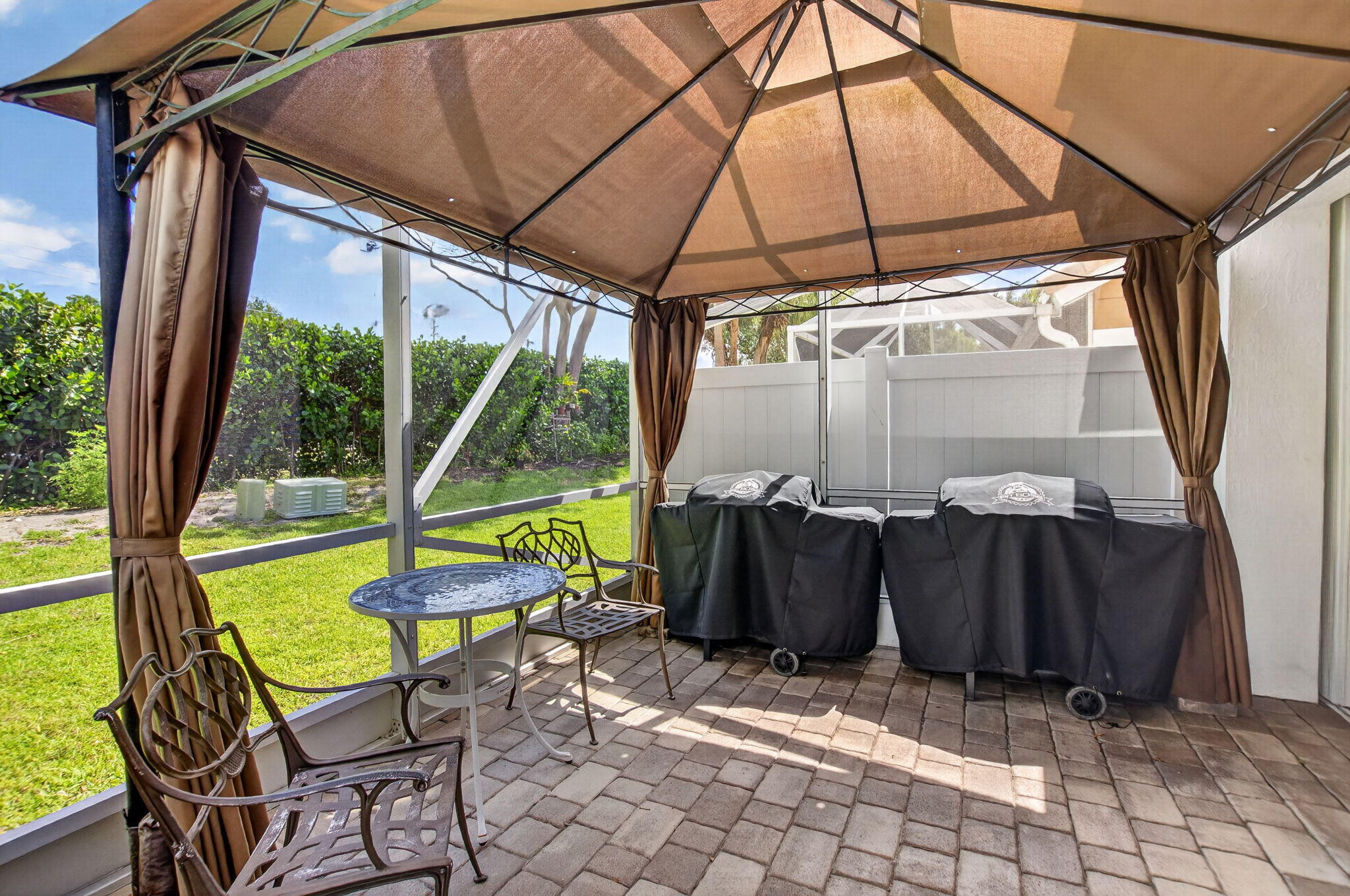 HAMPTON LAKES - Residential