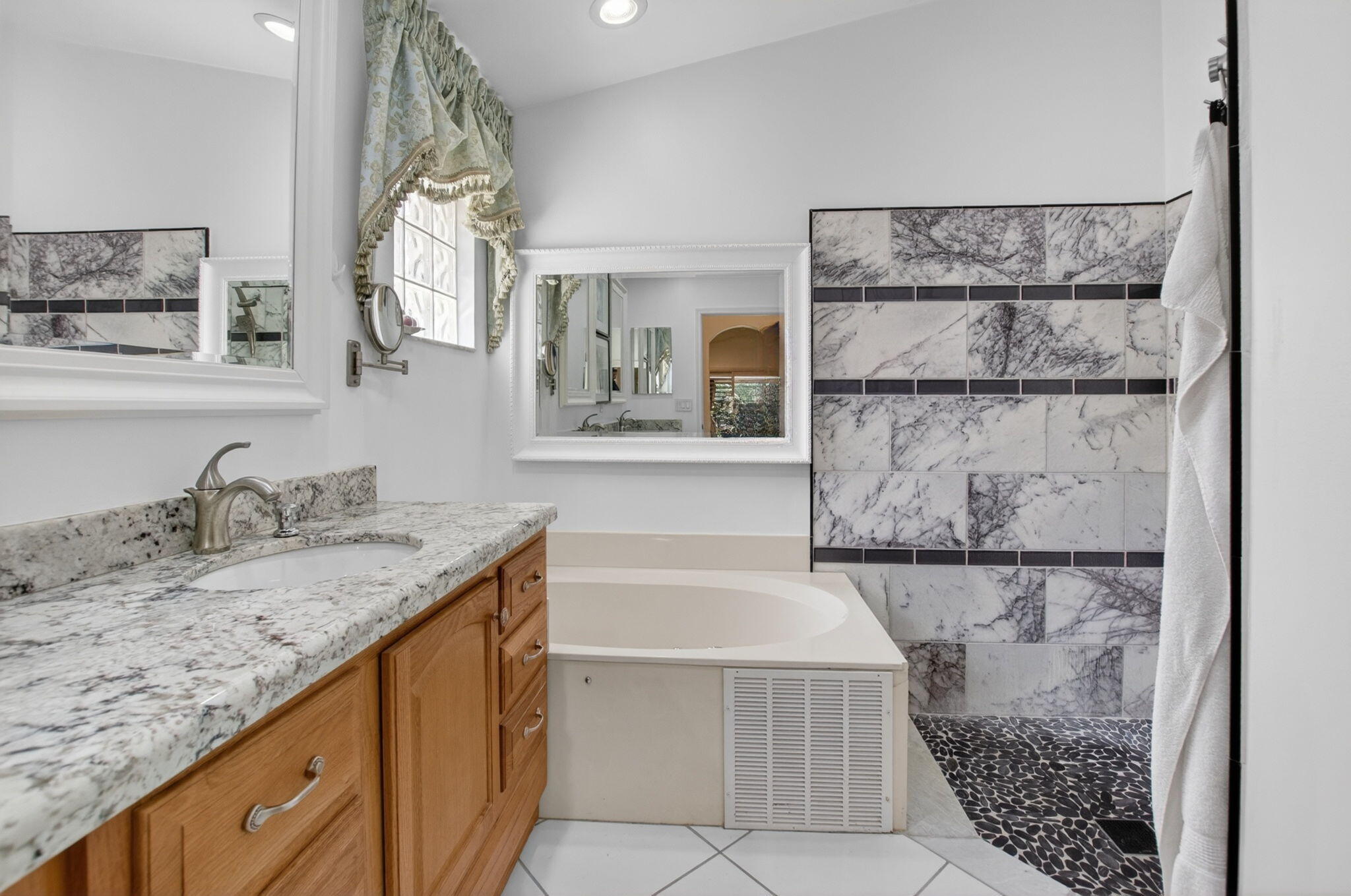 HAMPTON LAKES - Residential