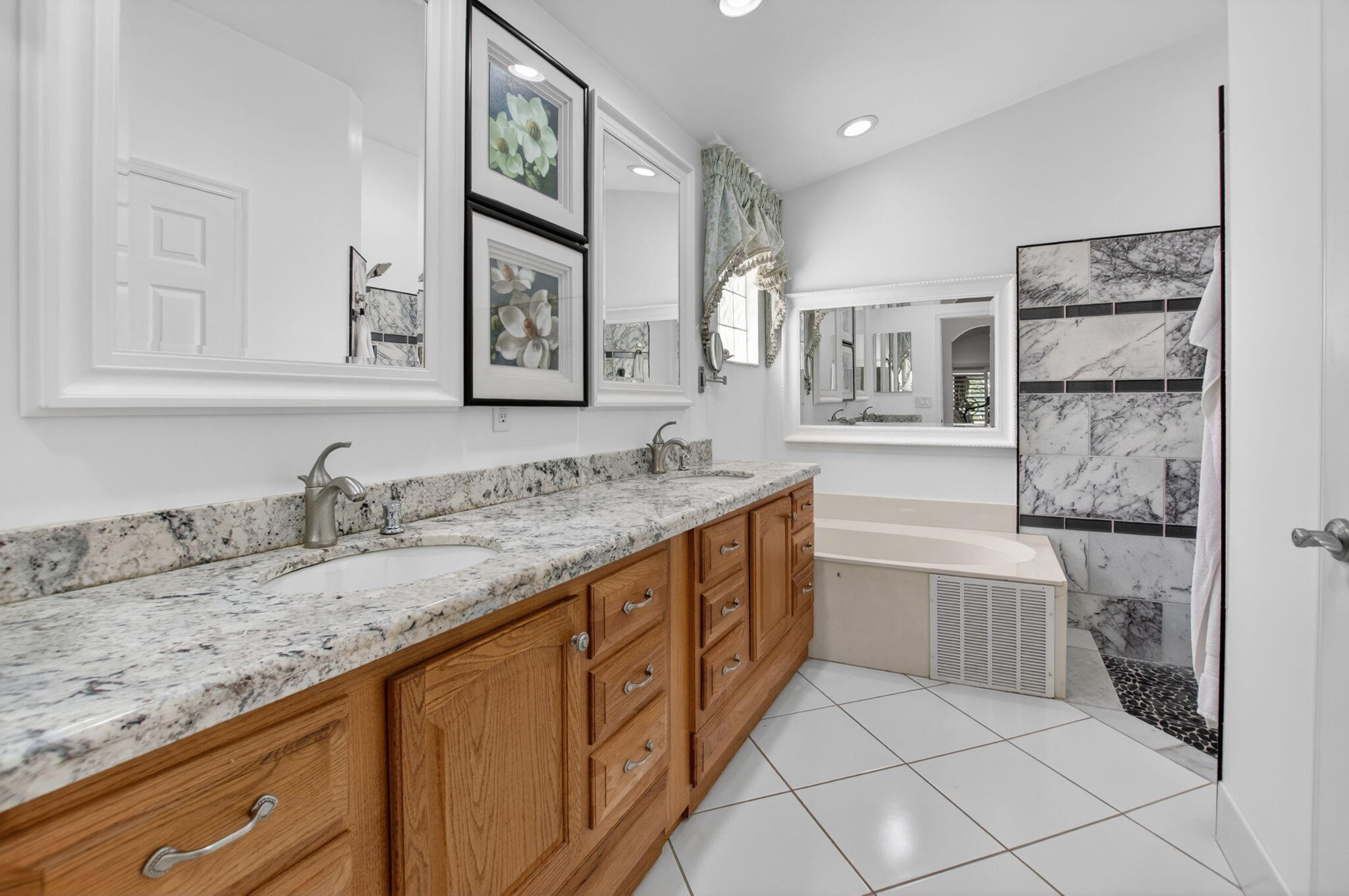 HAMPTON LAKES - Residential