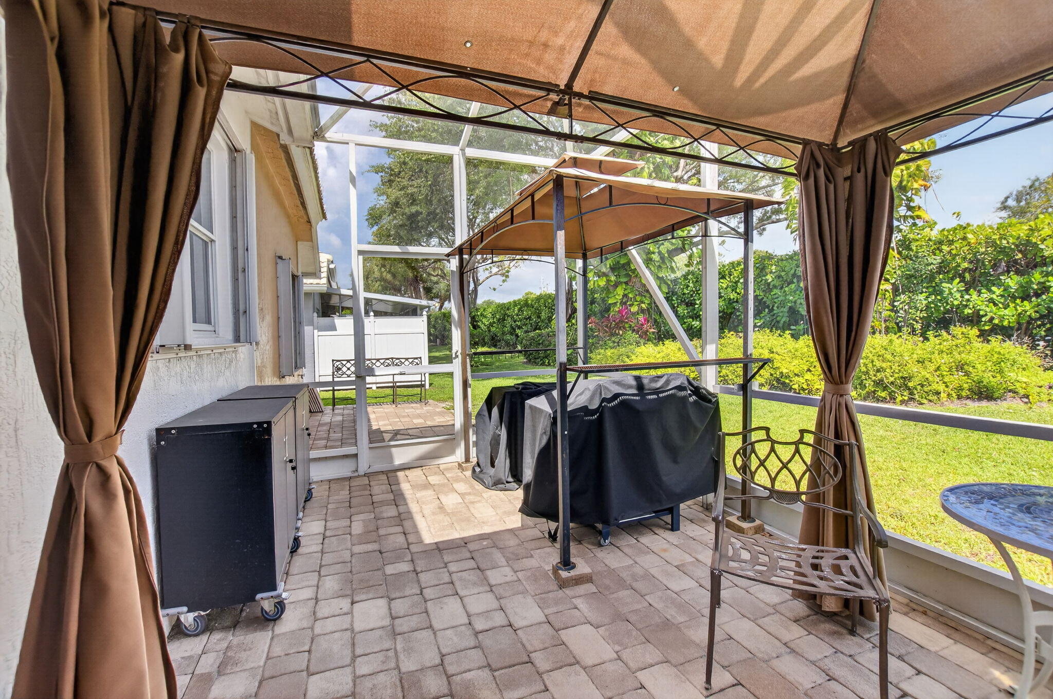 HAMPTON LAKES - Residential