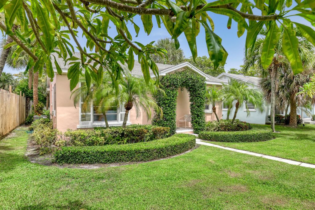 Photo of 811 NE 7th Avenue, Delray Beach, FL 33483 (MLS # R11003133)