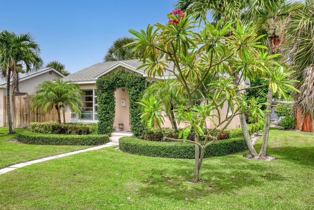 Photo of 811 NE 7th Avenue, Delray Beach, FL 33483 (MLS # R11003133)