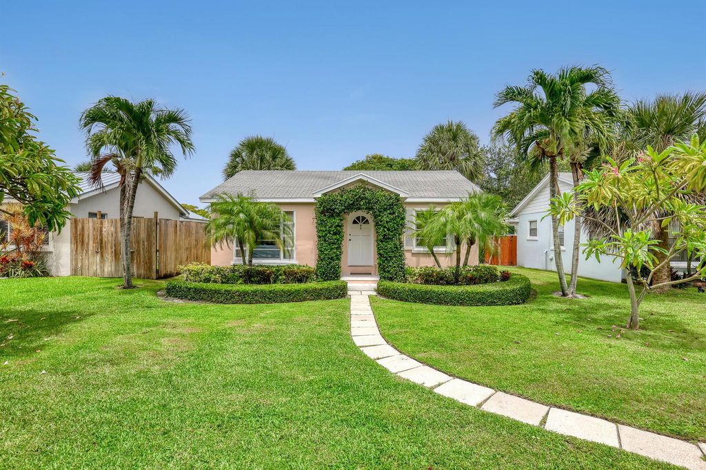 Photo of 811 NE 7th Avenue, Delray Beach, FL 33483 (MLS # R11003133)