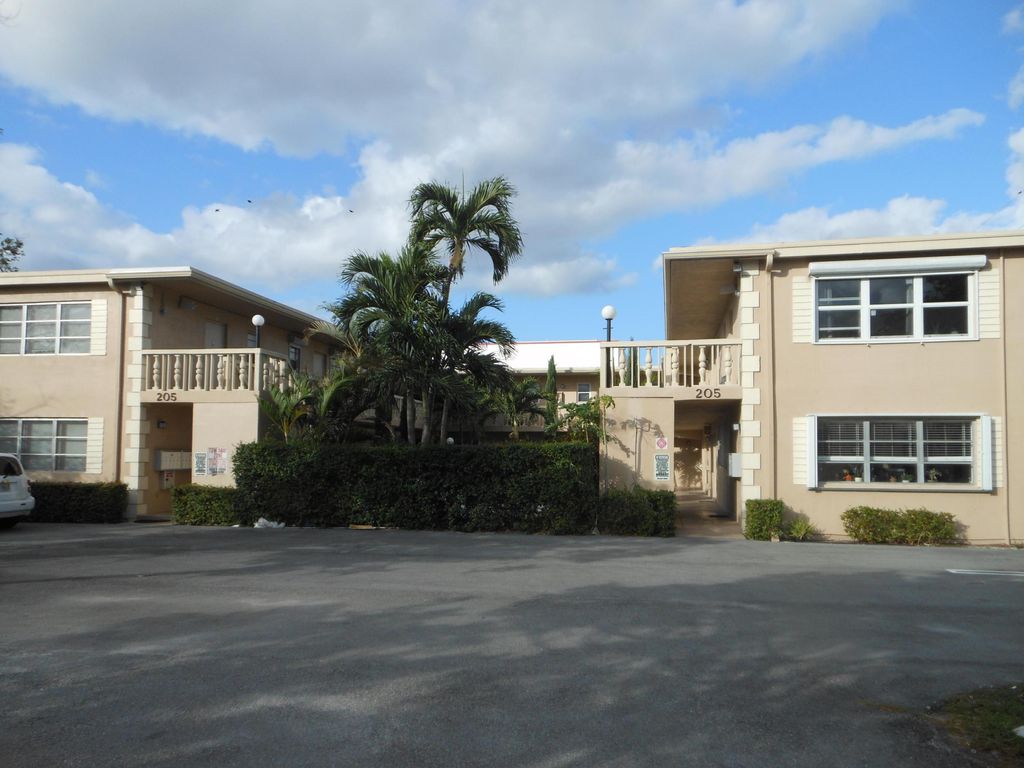 Photo of 205 NE 3rd Street NE #102, Boynton Beach, FL 33435 (MLS # B26022141)