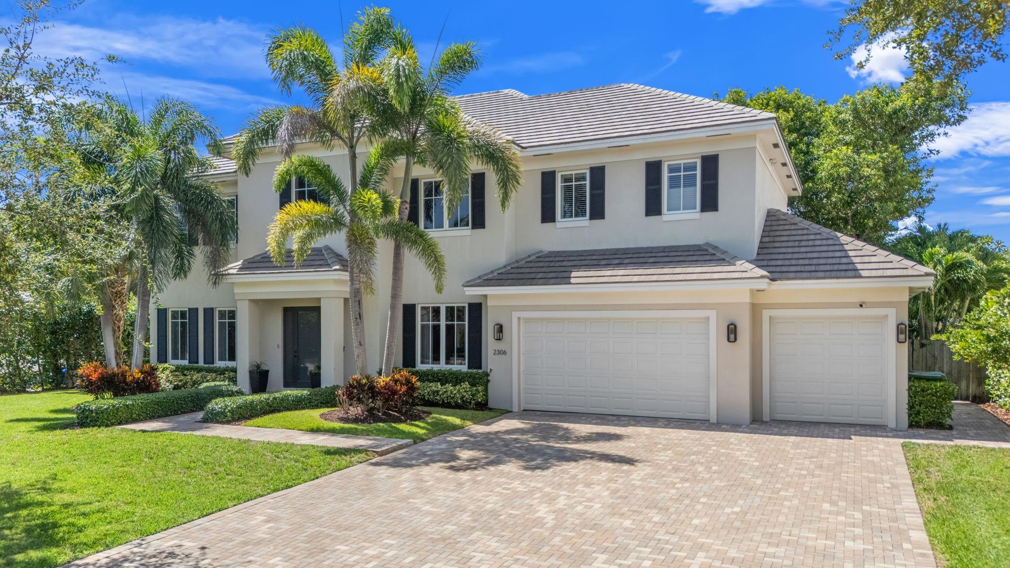 Rare Estate Residence Now Available! Custom Built Glenn Wright Traditional 5/5.5 w/Volume Ceilings & Natural Light Cascading Throughout The Open Floor Plan. Commanding Foyer Opens To Living Room, Dining Room, & Winding Staircase. Kitchen Has 3-Sided Glass Breakfast Room, Large Island & Floor To Ceiling Kit Cabinets Overlooking A Huge 2-Sty Family Room w/Sliding Glass Doors That Blend Indoor & Outdoor Living Spaces Onto A Large Lanai & Summer Kitchen That Overlooks This Rare 13,000sf Park-Like Back Yard & Massive Pool/Patio. Elegant & Open Formal Dining w/ Traditional Chair Rail & Panel Wainscoting Trim. Panel Moulding & Crown Moulding Throughout, + Wood Crown Moulding Shade Pockets. Wood Box Ceiling Beams, Plus Wood Ceiling Soffits, Wood Floor 2nd Floor Br's. 10' Ceilings + 3-Car Garage!