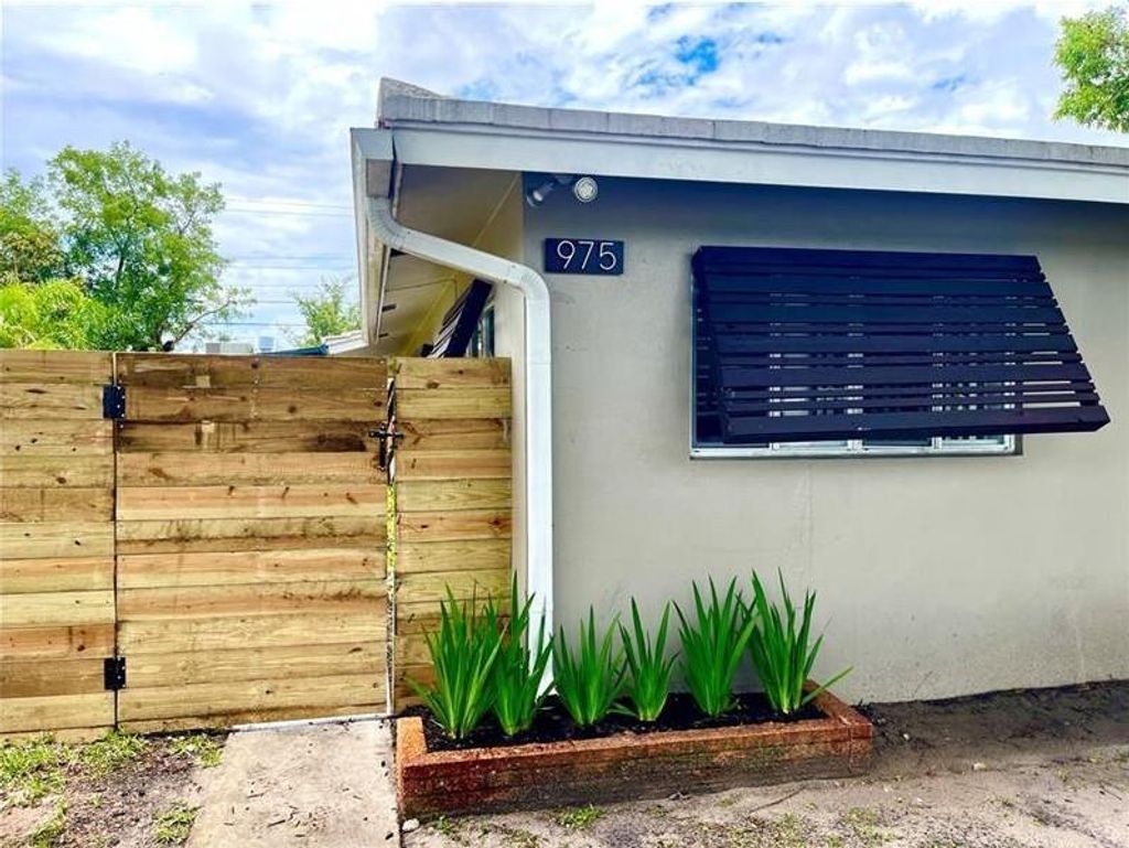 Photo of 975 NE 40th St #A, Oakland Park, FL 33334 (MLS # F10387698)