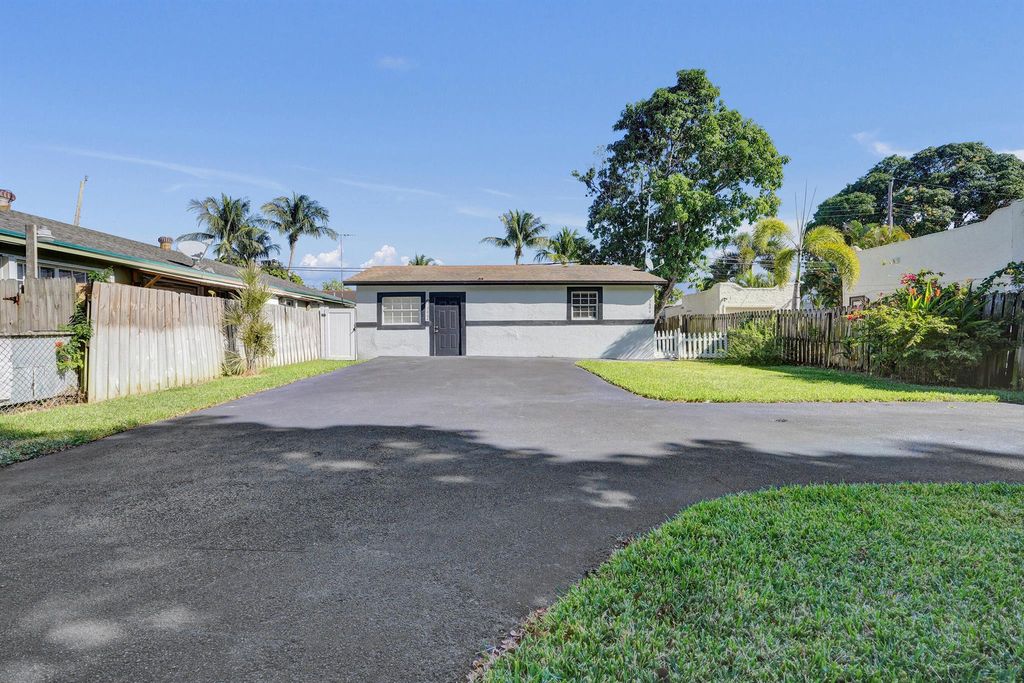 Photo of 5604 Garden Avenue, West Palm Beach, FL 33405 (MLS # R11143154)