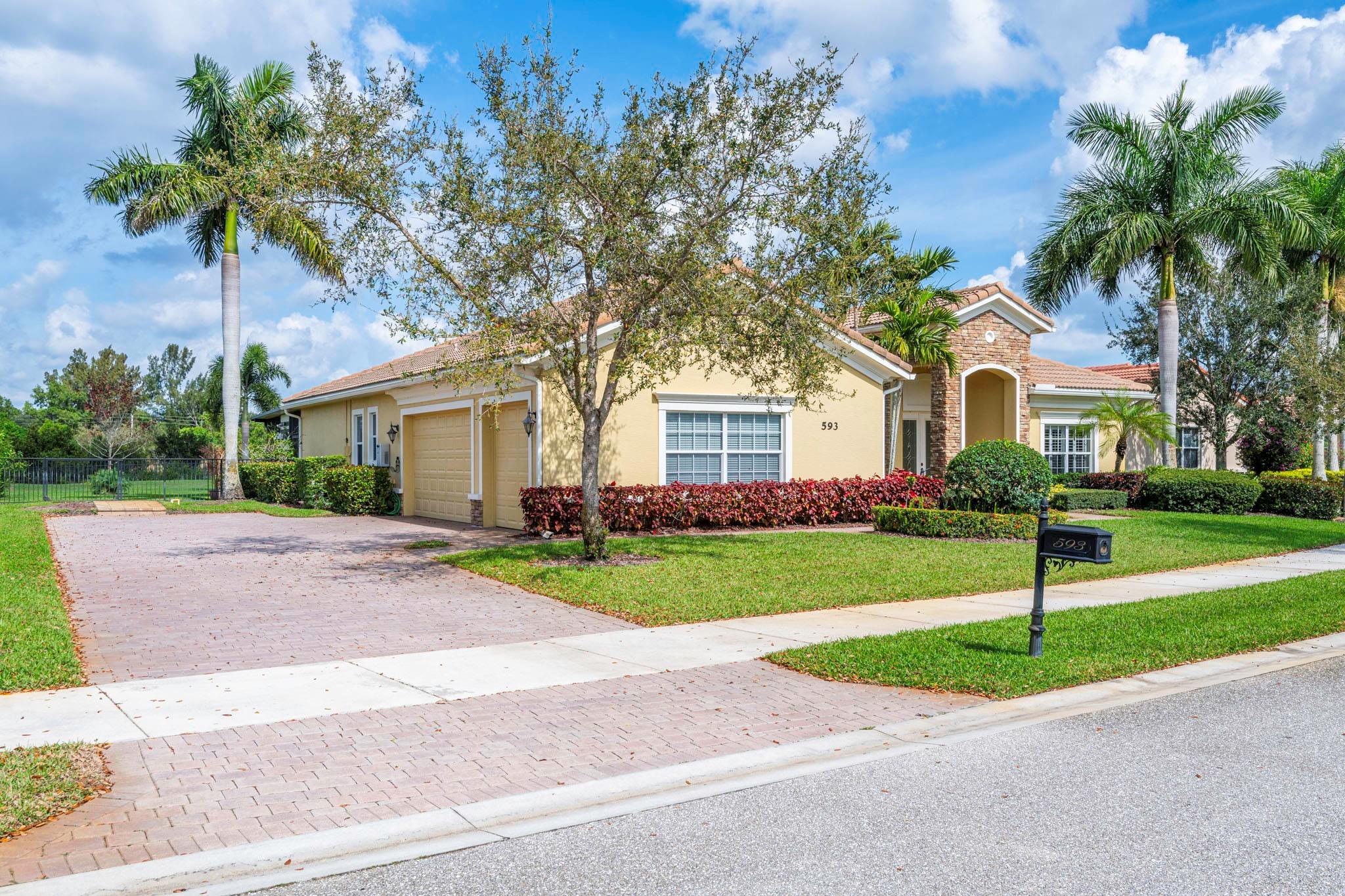 593 SE Tres Belle Circle