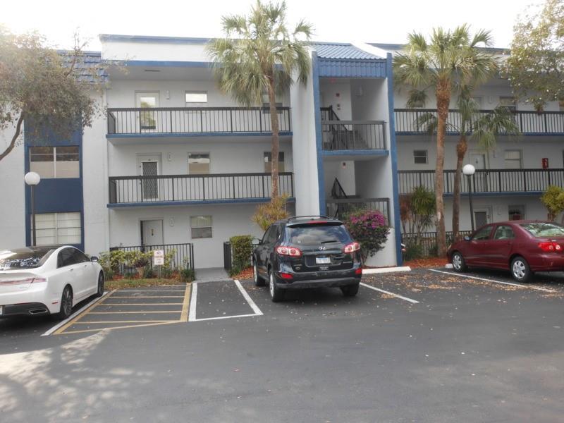 MUST SEE; BEAUTIFUL 1 BEDROOM 1 BATH CONDO UNIT IN hOLIDAY SPRINGS. AN ACTIVE 55 PLUS COMMUNITY
UPDATED KITCHEN. NEW APPLIANCES. FRESHLY PAINTED. LAMINATED FLOOR THROUGHOUT. ENCLOSED FLORIDA ROOM. READY TO MOVE. LOTS OF AMENITIES.