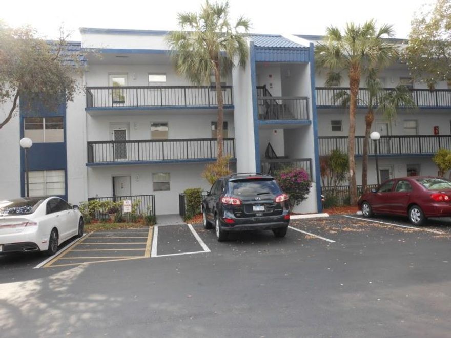 MUST SEE; BEAUTIFUL 1 BEDROOM 1 BATH CONDO UNIT IN hOLIDAY SPRINGS. AN ACTIVE 55 PLUS COMMUNITY
UPDATED KITCHEN. NEW APPLIANCES. FRESHLY PAINTED. LAMINATED FLOOR THROUGHOUT. ENCLOSED FLORIDA ROOM. READY TO MOVE. LOTS OF AMENITIES.
